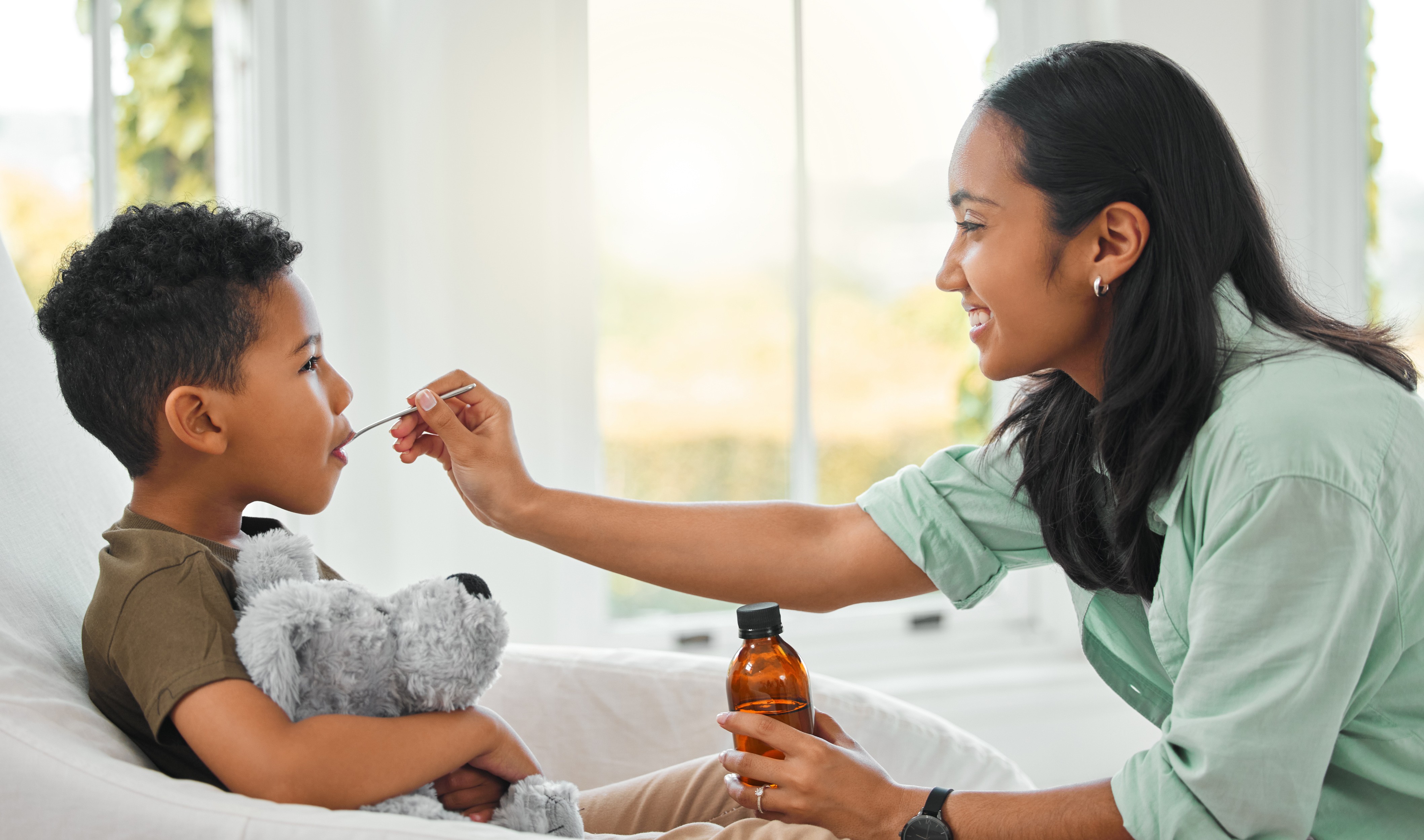 Anak susah minum obat, cara minum obat anak, tips parenting anak sakit, Bunda, si Kecil